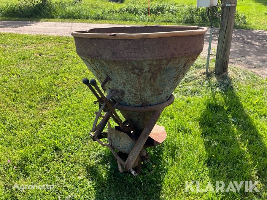 Bogballe 325 mounted fertilizer spreader