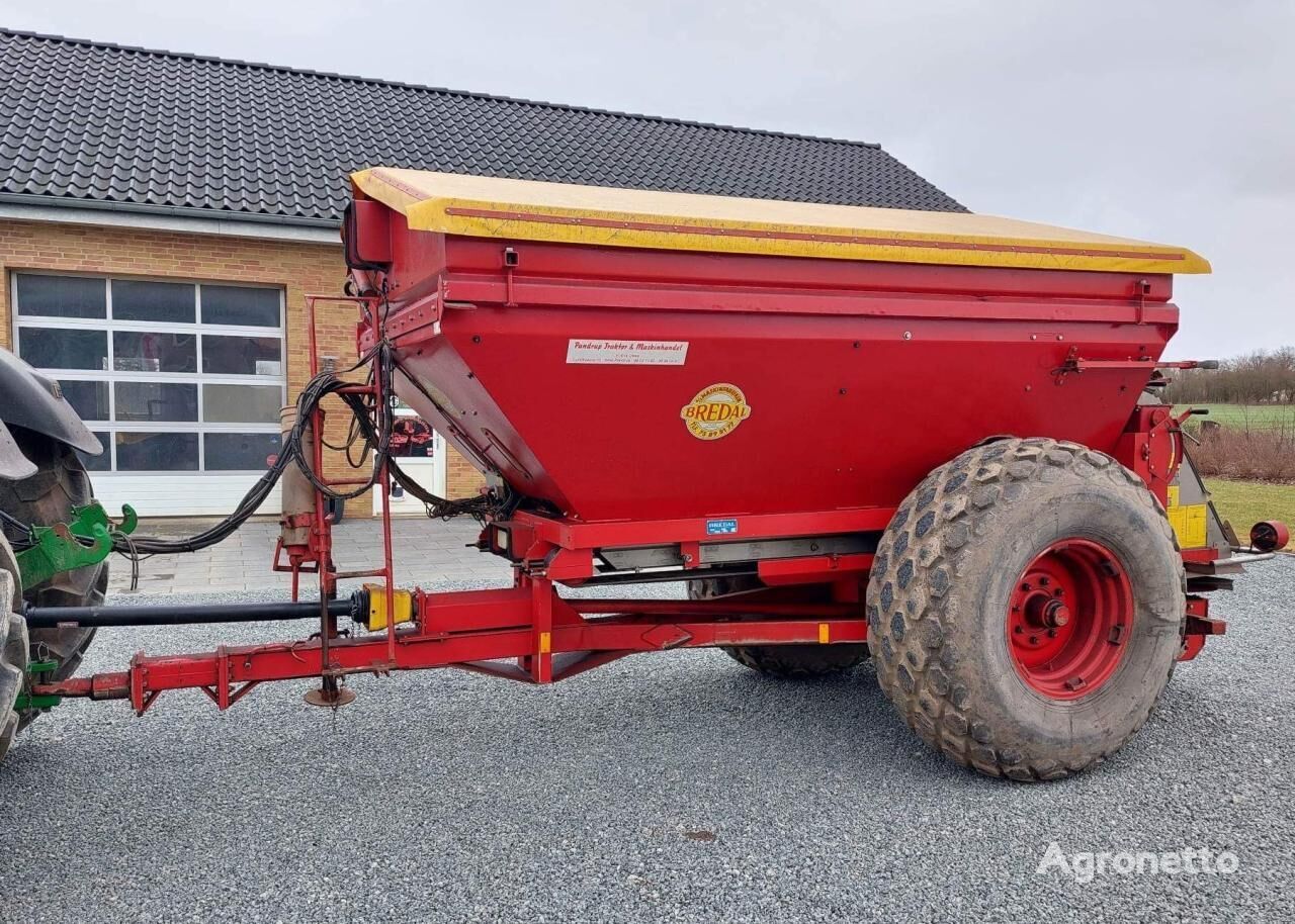 trailed fertilizer spreader