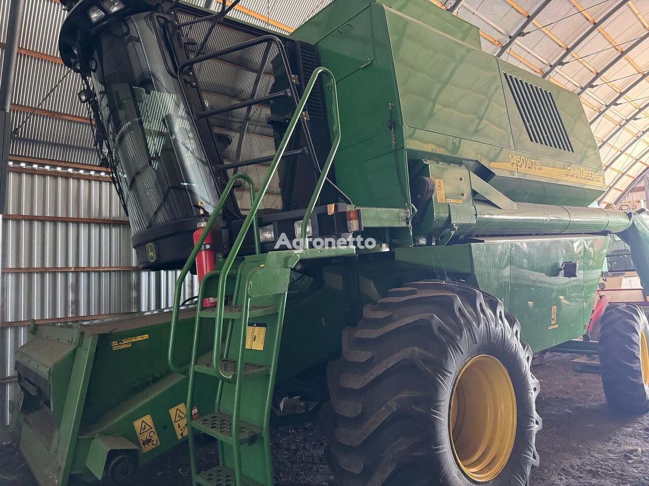 John Deere 1450WTS grain harvester