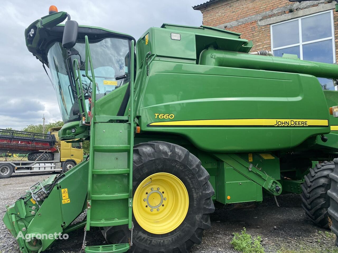 John Deere T660 grain harvester