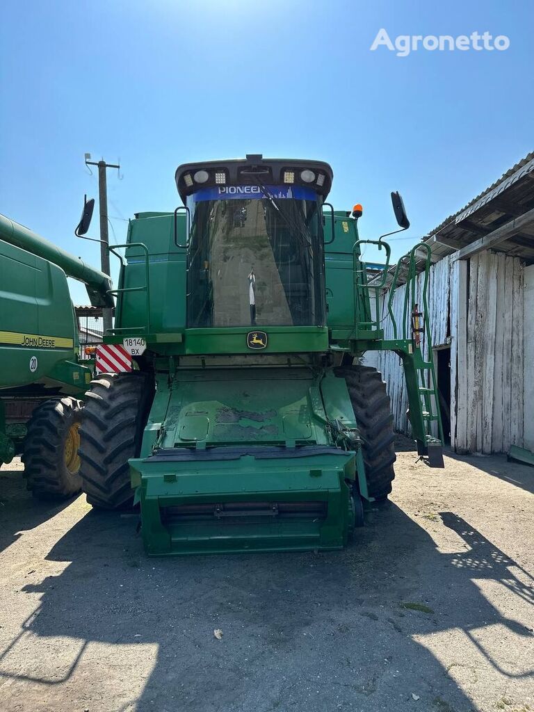 John Deere T660 grain harvester