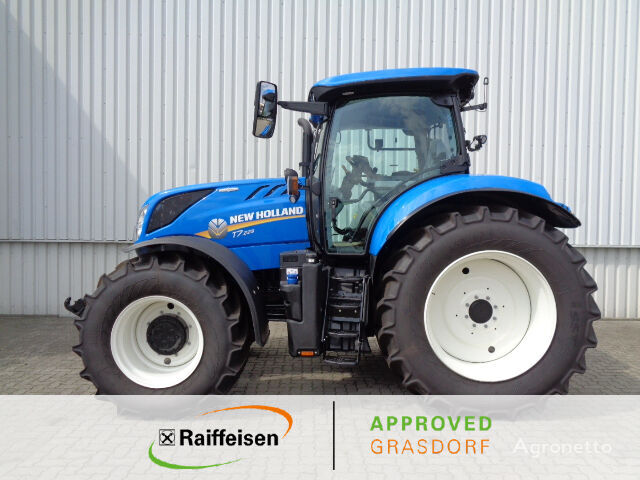 New Holland T7.225 Auto Command wheel tractor