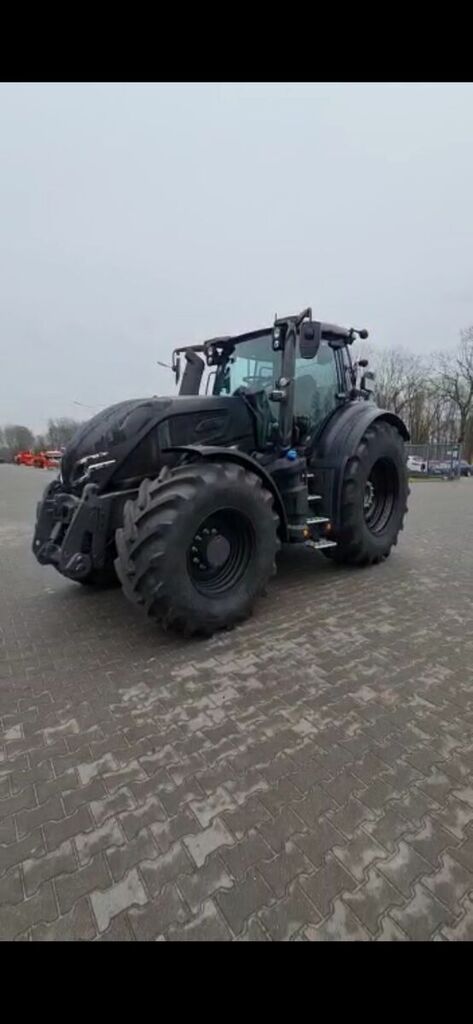 Valtra Q305 Black Unlimited Edition wheel tractor
